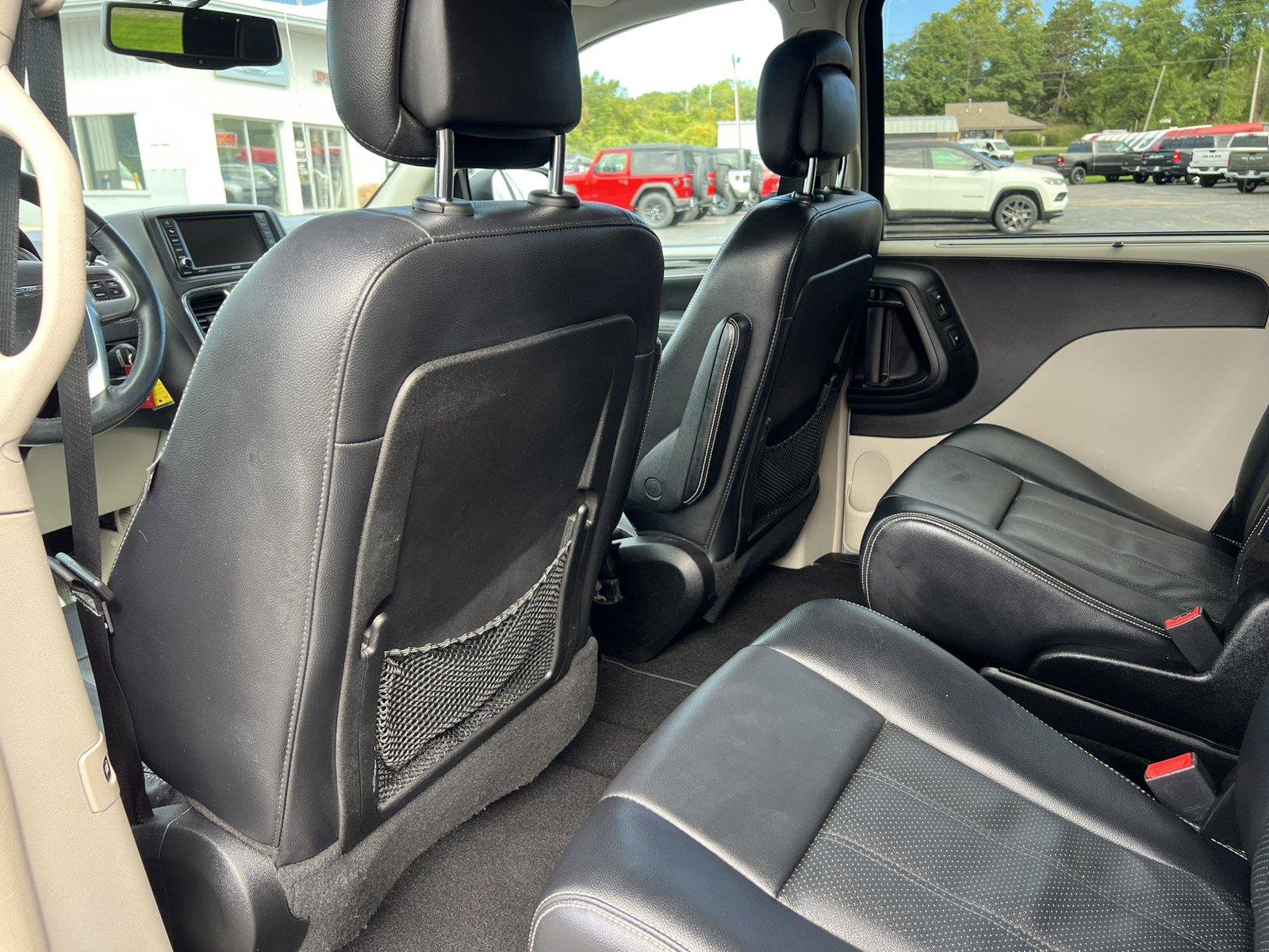 Used 2014 Chrysler Town & Country Touring-L w/ Driver Convenience Group FWD image 31