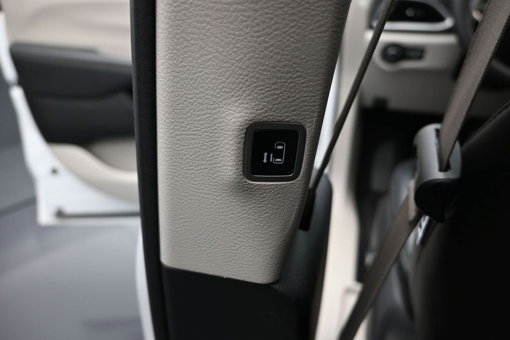 Used 2023 Chrysler Pacifica Touring-L FWD image 20
