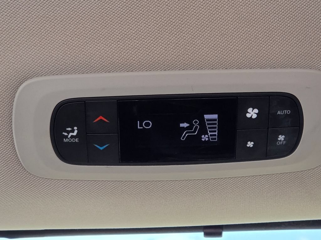 Used 2023 Chrysler Pacifica Touring-L FWD image 12