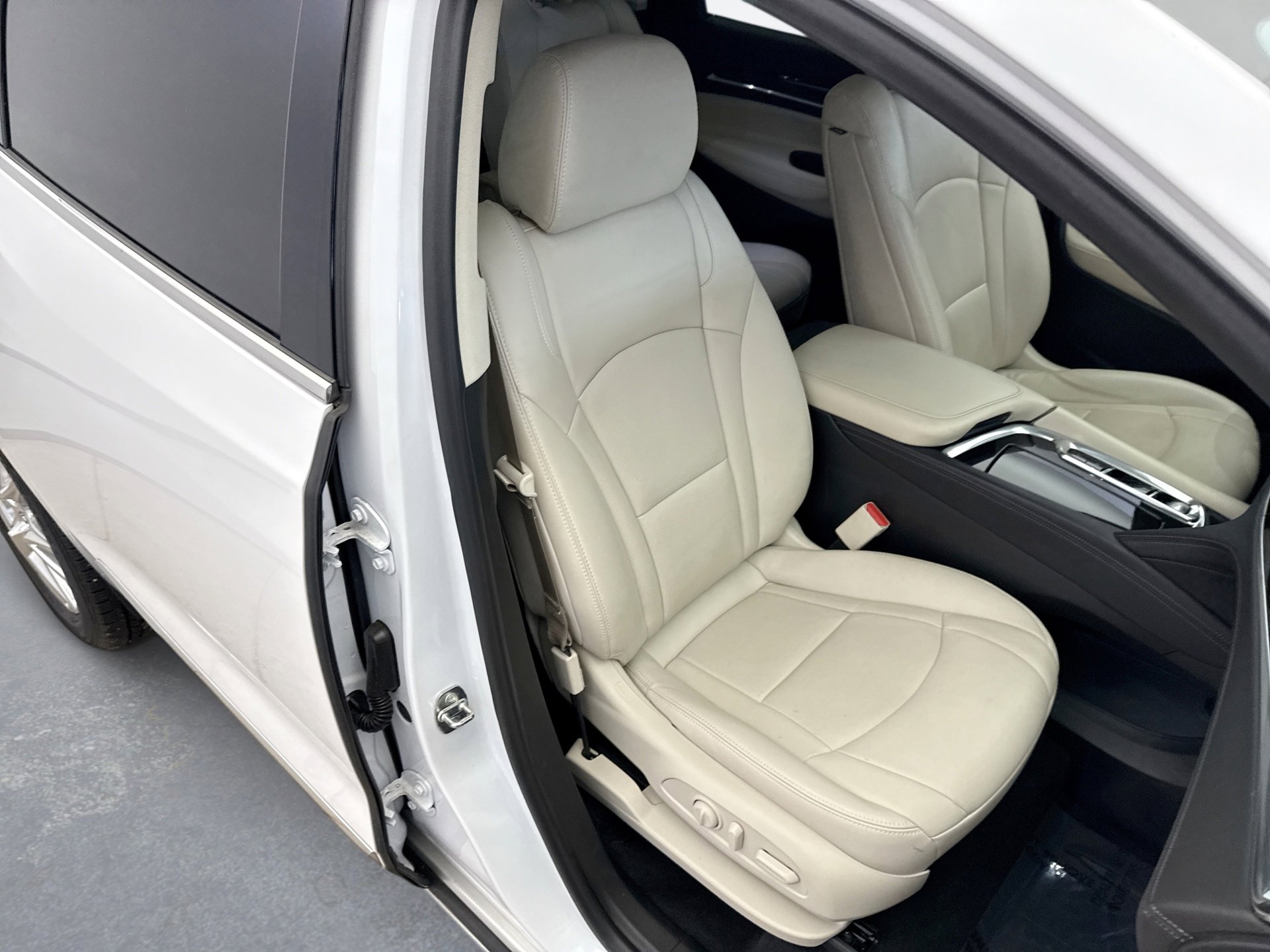 Used 2023 Buick Enclave Essence w/ Experience Buick Package image 16