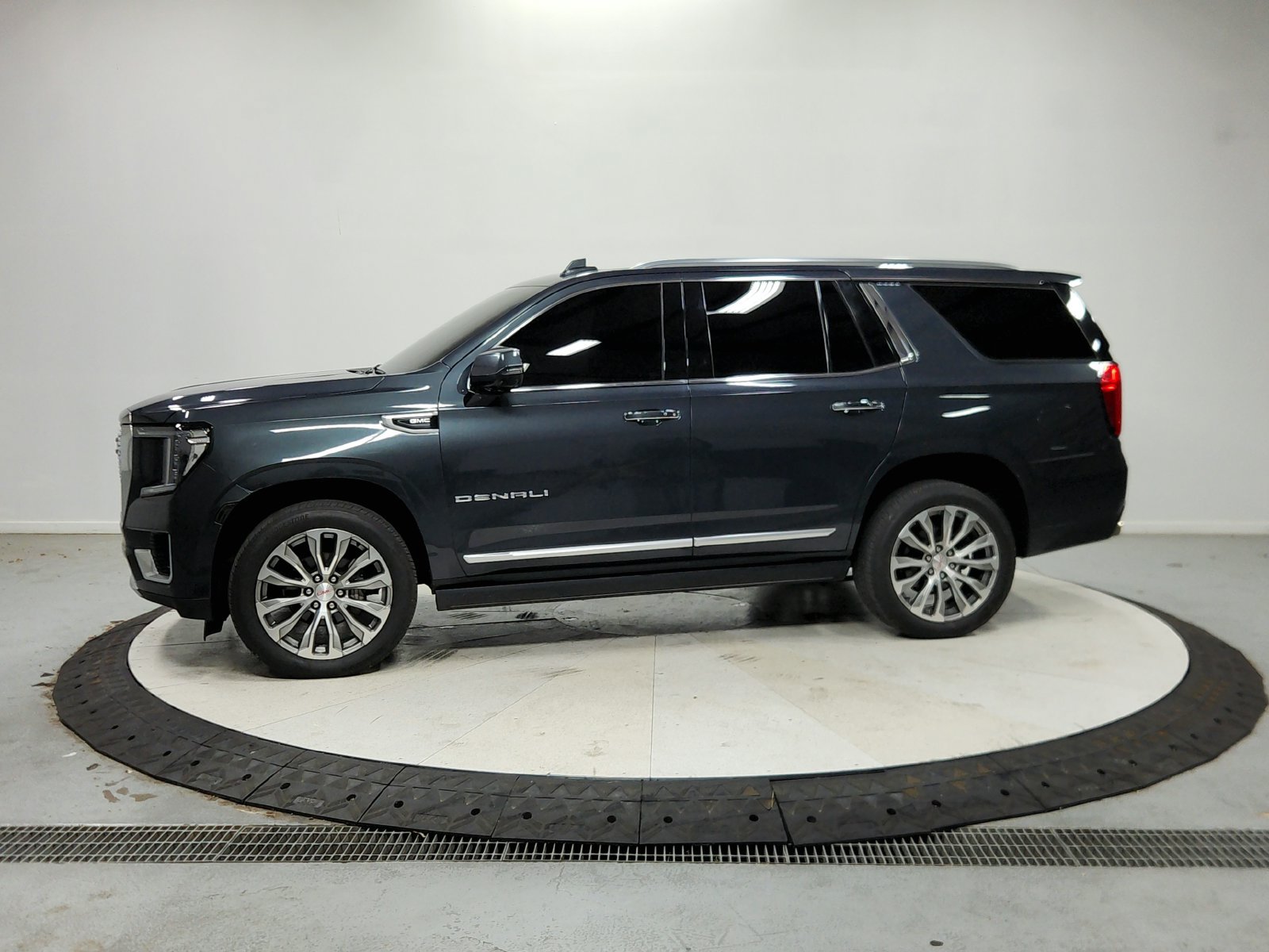 Used 2021 GMC Yukon Denali w/ Denali Premium Package AWD/4WD image 5