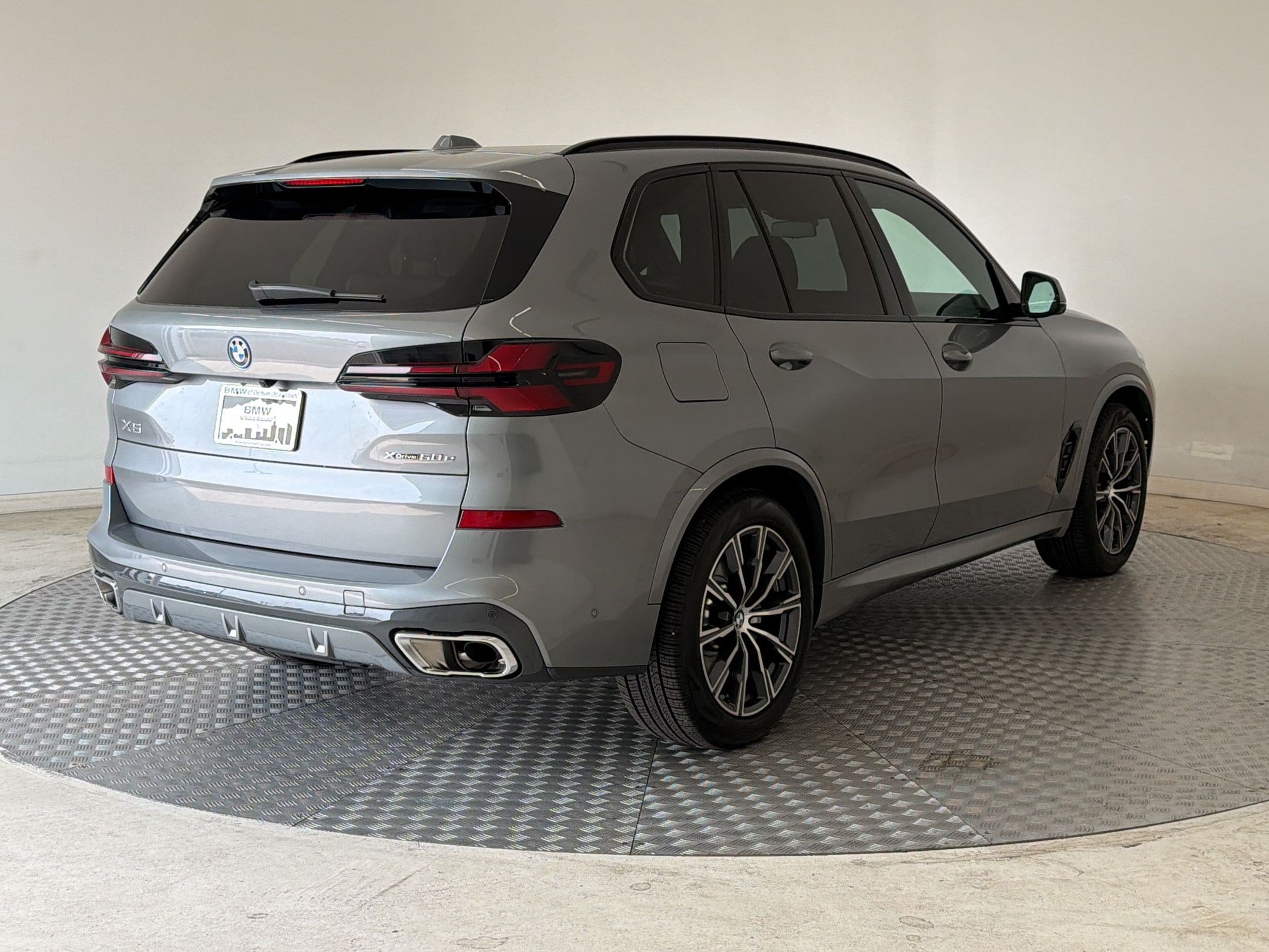 Used 2026 BMW X5 xDrive50e w/ M Sport Package AWD/4WD image 9