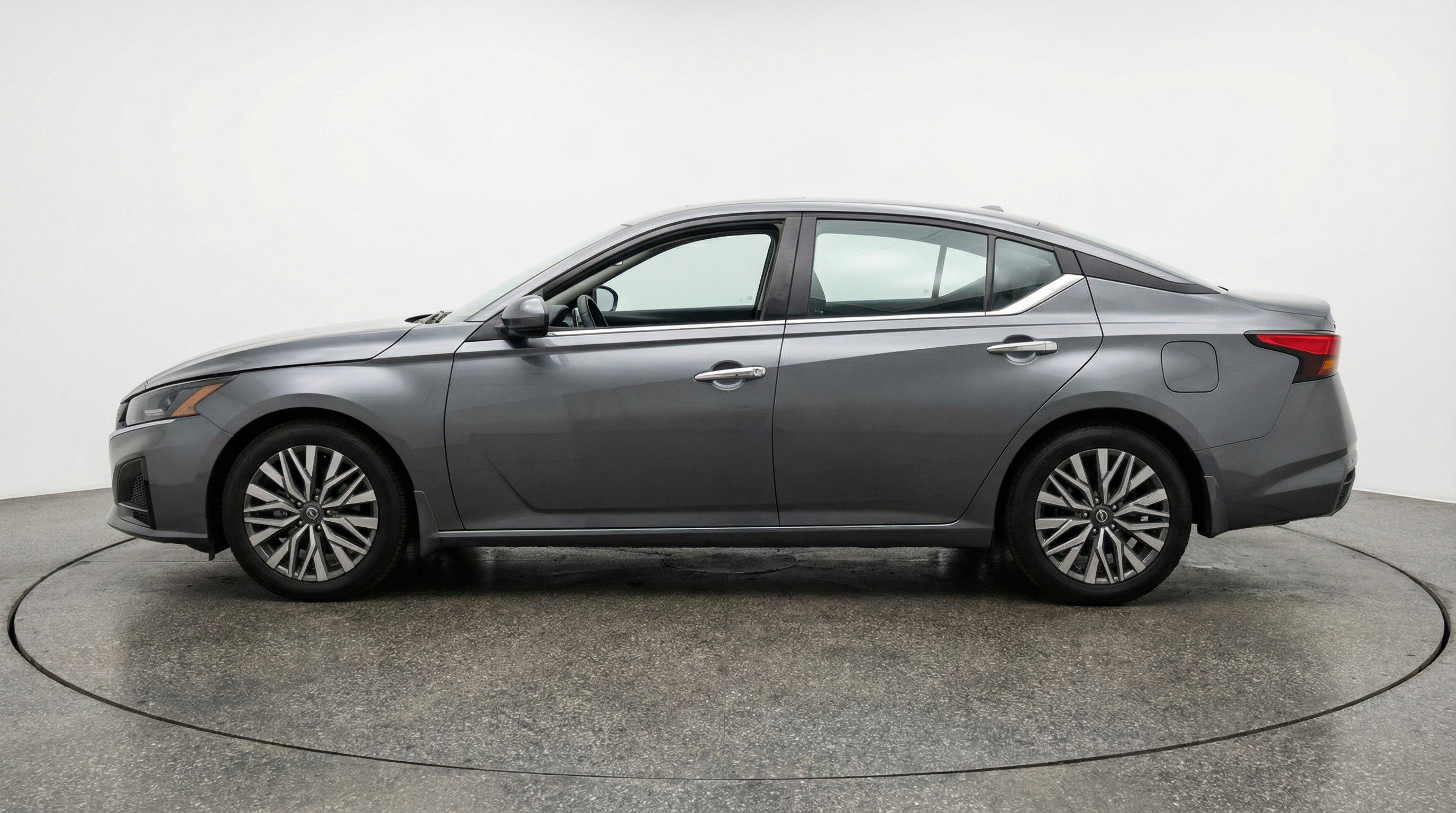 Used 2025 Nissan Altima 2.5 SV image 5