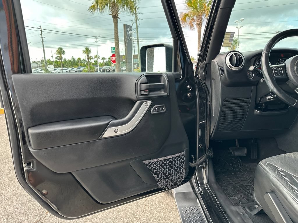 Used 2017 Jeep Wrangler Unlimited Sahara w/ Connectivity Group AWD/4WD image 10