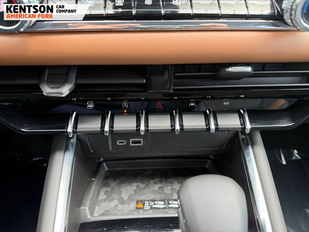 Used 2025 GMC Canyon AT4 w/ AT4 Premium Package image 28