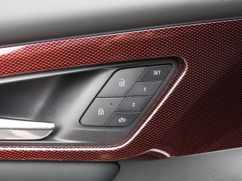 Used 2025 Chevrolet Traverse RS FWD image 16