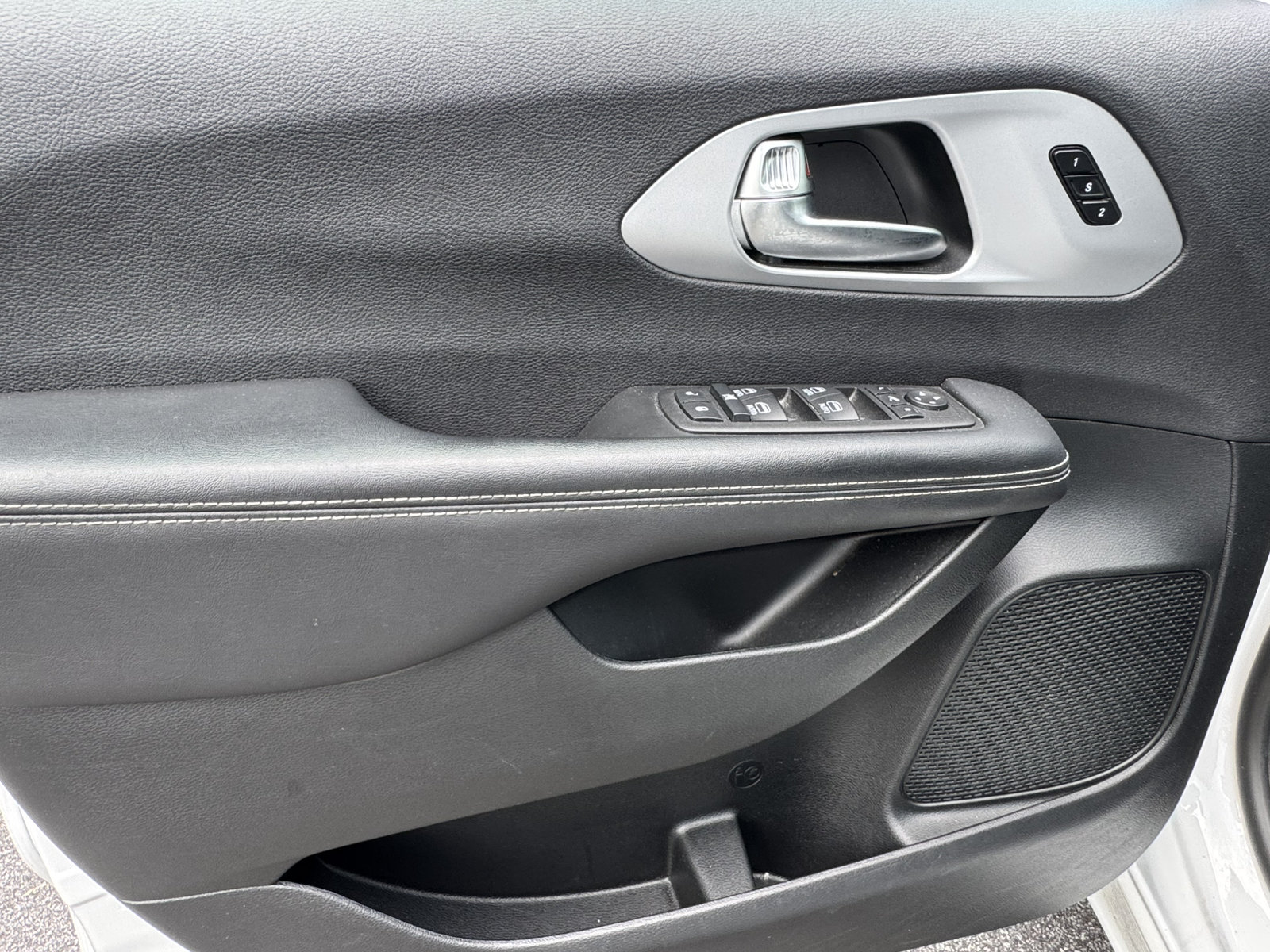 Used 2025 Chrysler Pacifica Limited FWD image 12