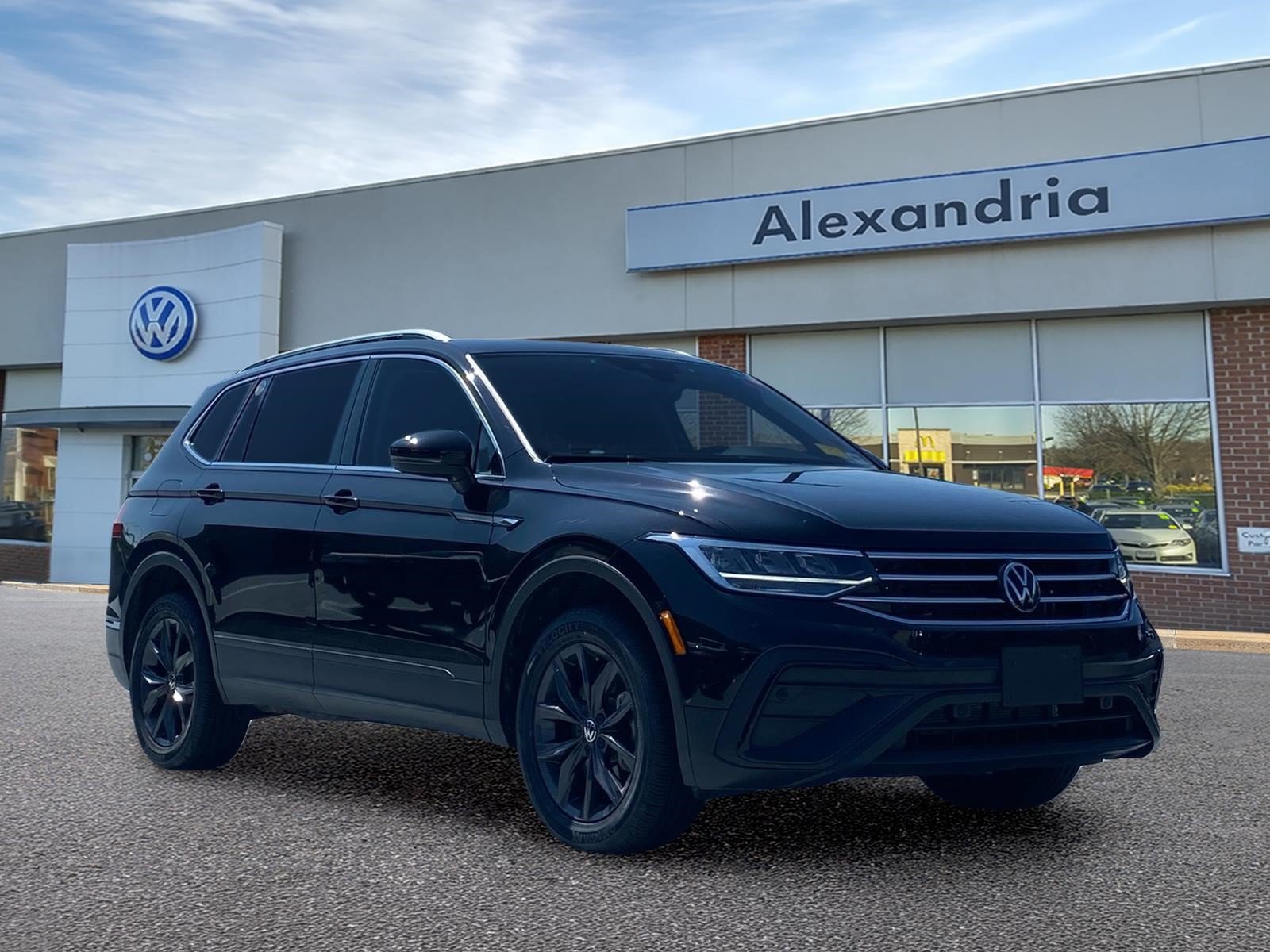 Used 2022 Volkswagen Tiguan SE AWD/4WD image 1