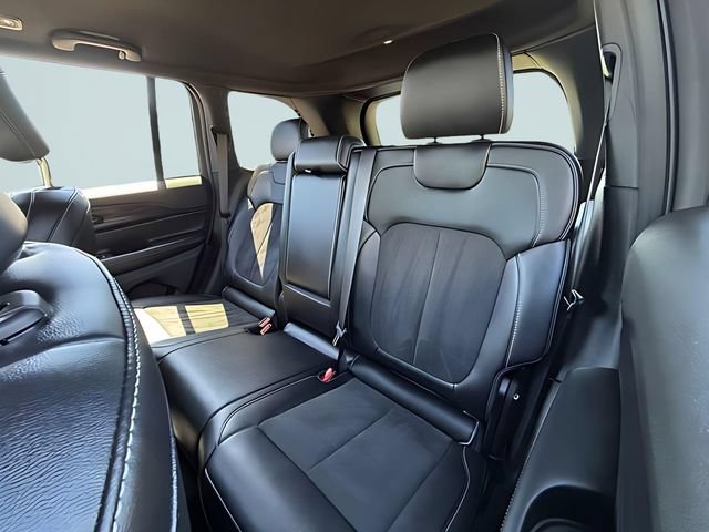 Used 2025 Jeep Grand Cherokee Altitude AWD/4WD image 26
