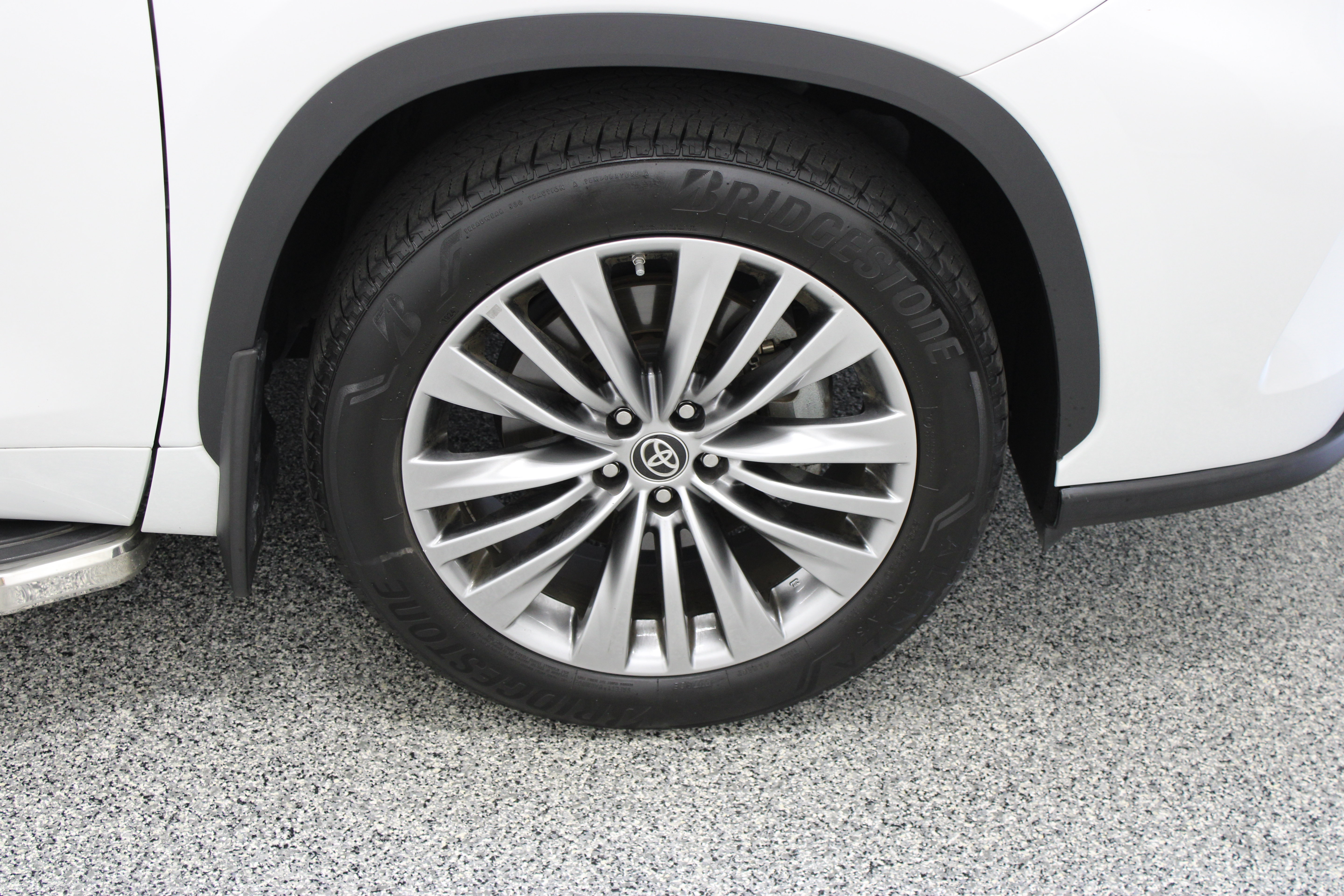 Used 2024 Toyota Highlander Platinum FWD image 5