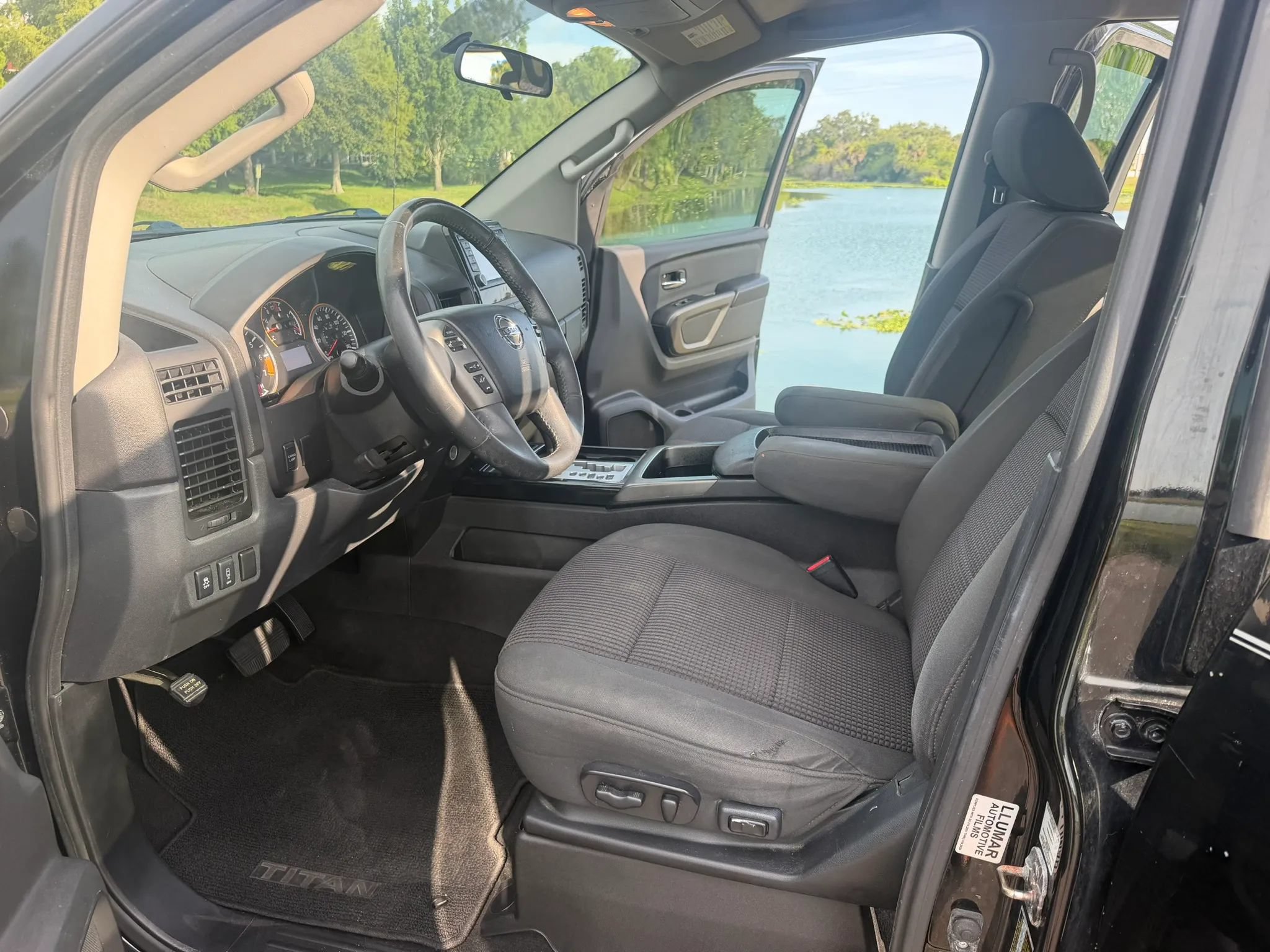 Used 2015 Nissan Titan SV w/ SV Value Truck Package RWD image 14