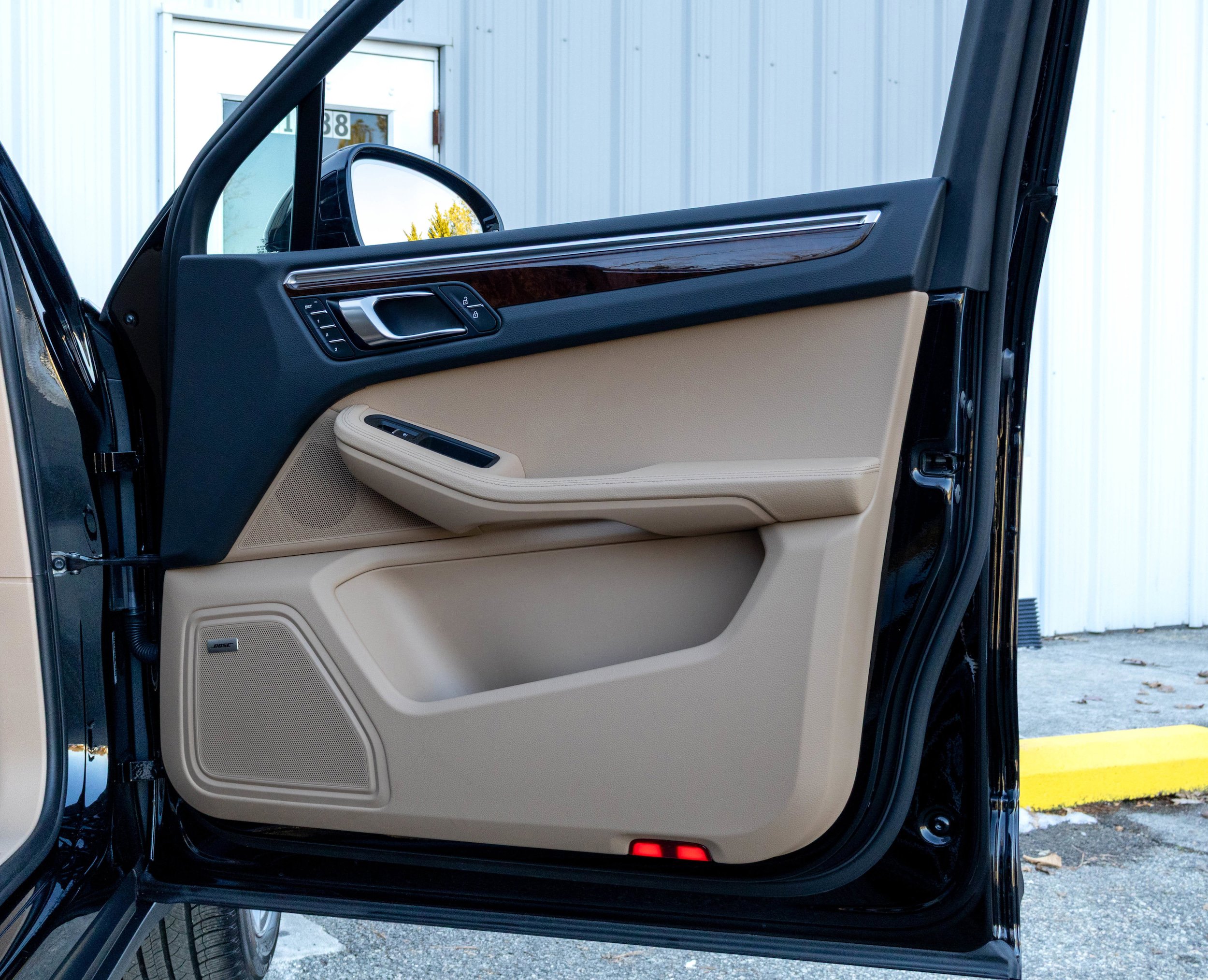 Certified 2025 Porsche Macan AWD/4WD image 24