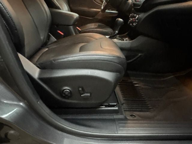 Used 2021 Jeep Cherokee Latitude Lux FWD image 30
