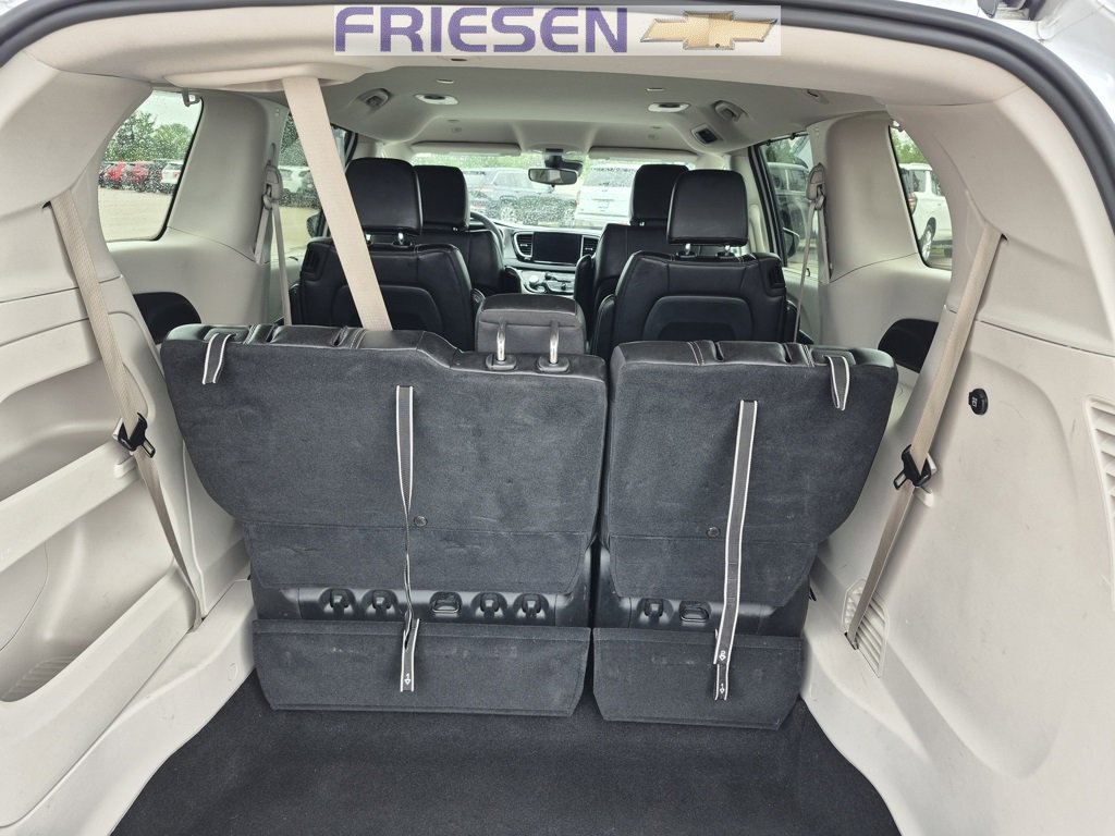 Used 2023 Chrysler Pacifica Touring-L image 5