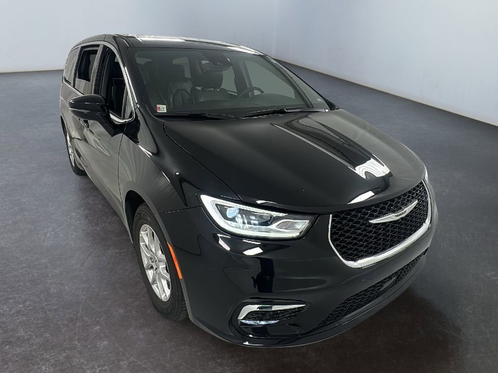 Used 2025 Chrysler Pacifica Select video 1