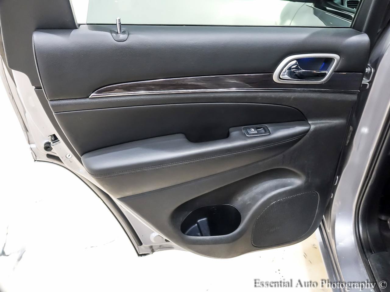 Used 2018 Jeep Grand Cherokee Overland AWD/4WD image 27