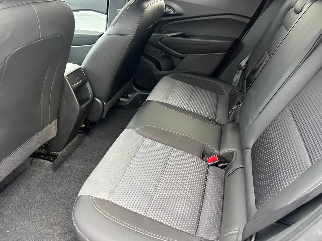 Used 2025 Chevrolet Trax LT w/ LT Convenience Package FWD image 13