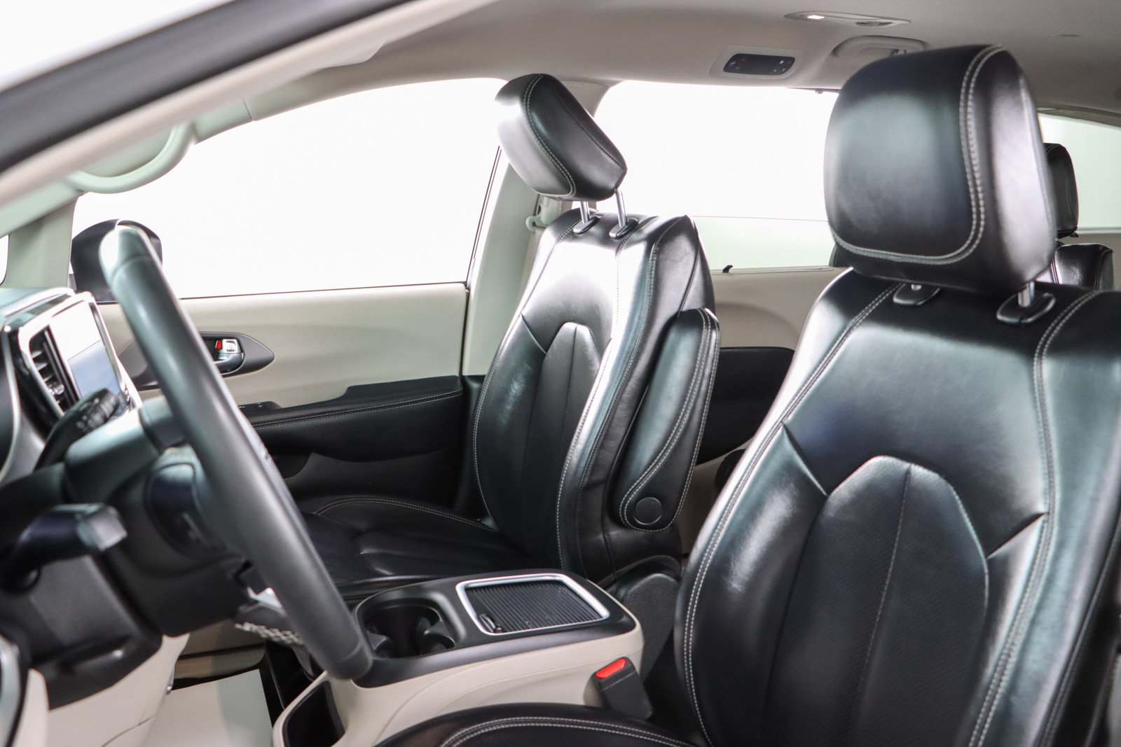 Used 2023 Chrysler Pacifica Touring-L FWD image 23