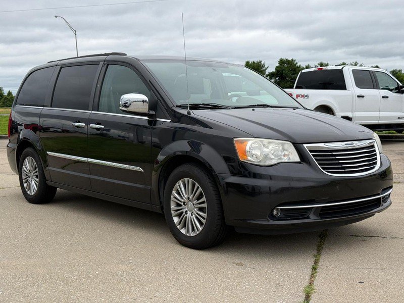 Used 2014 Chrysler Town & Country Touring-L w/ Driver Convenience Group FWD image 8