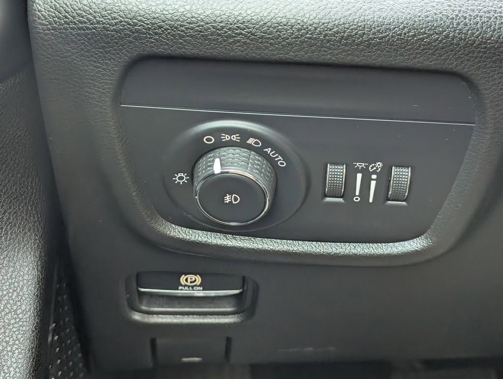 Used 2023 Jeep Grand Cherokee Summit w/ Luxury Tech Group V image 22