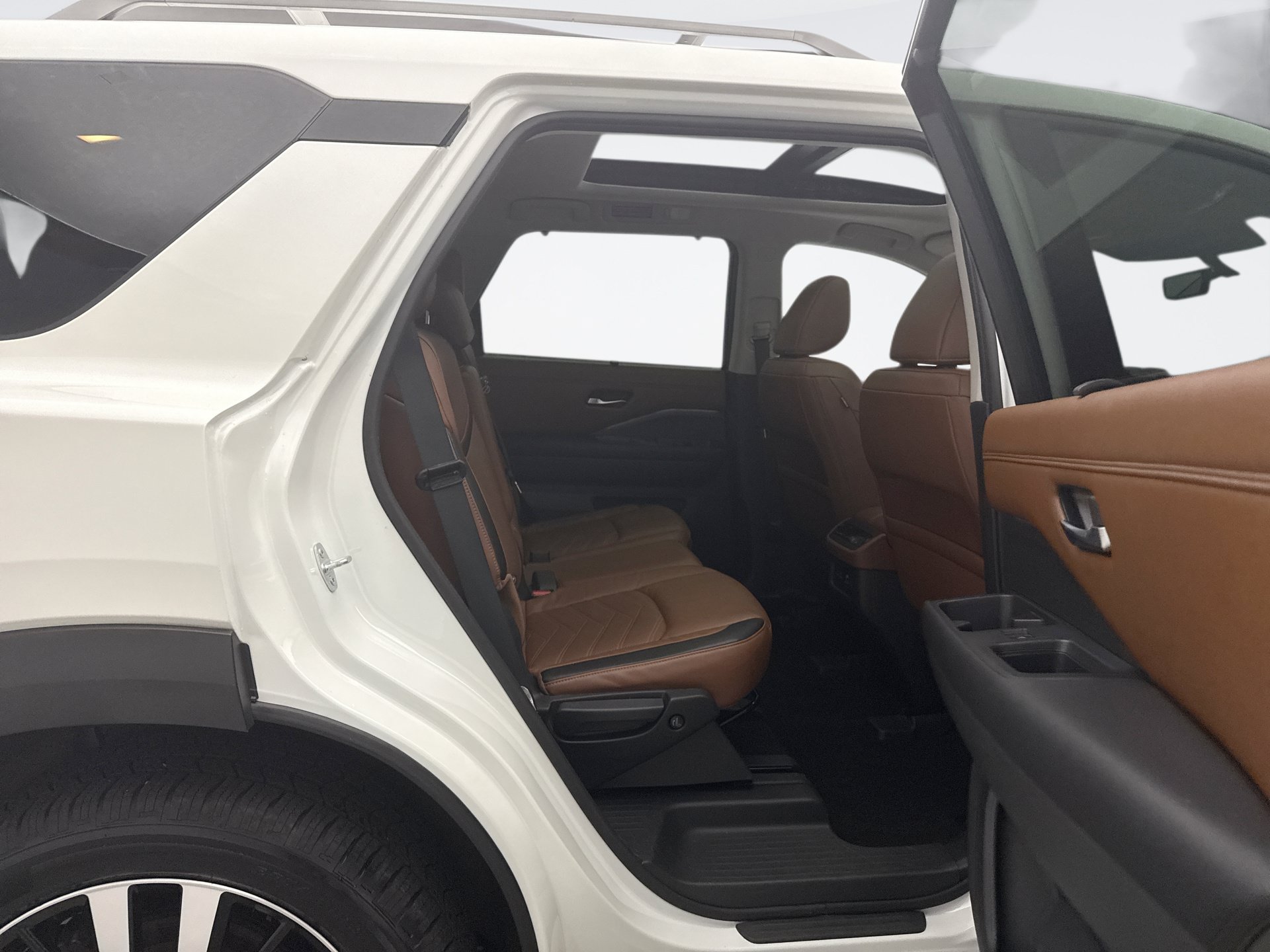 Used 2023 Nissan Pathfinder Platinum w/ Cargo Package AWD/4WD image 21