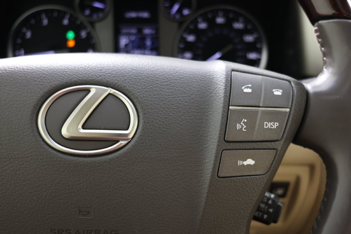 Used 2013 Lexus LX 570 4WD w/ Luxury Pkg w/Pre-crash image 30