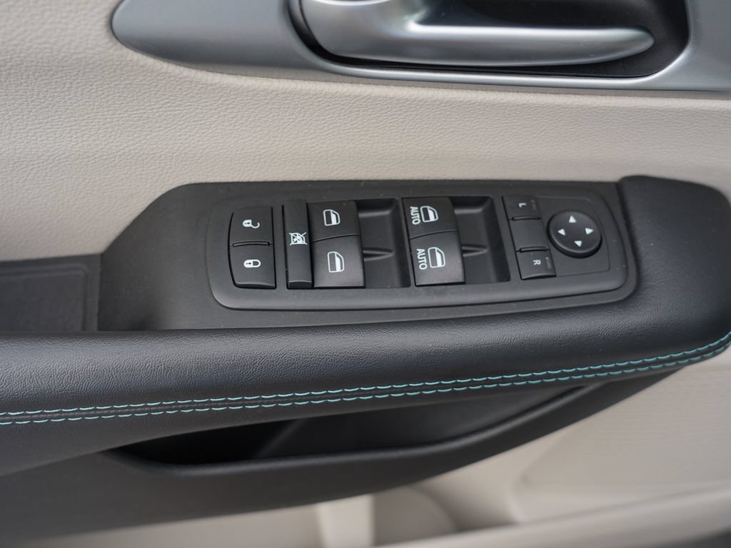 Used 2017 Chrysler Pacifica Touring Plus FWD image 17