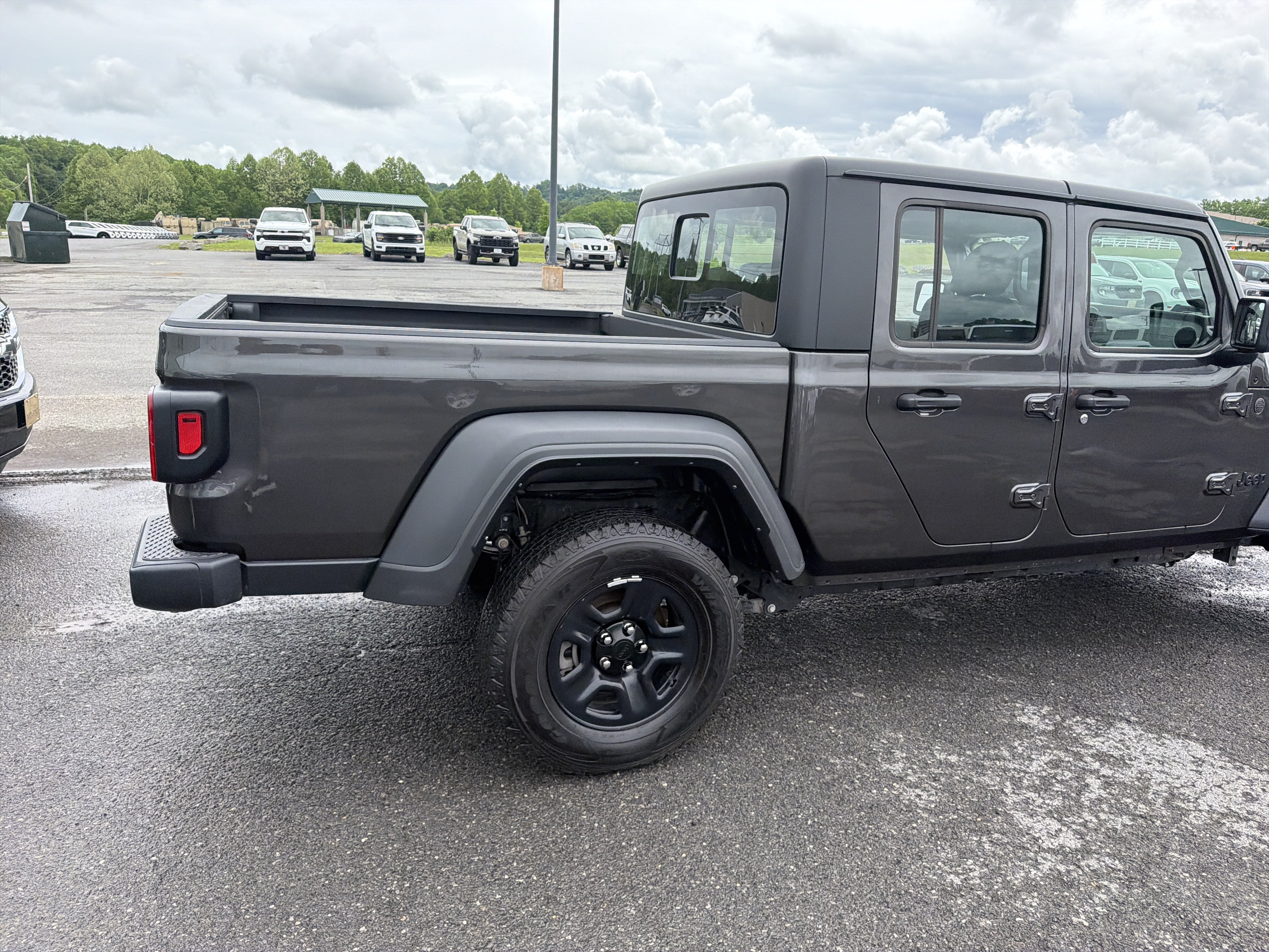Used 2024 Jeep Gladiator Sport AWD/4WD image 4