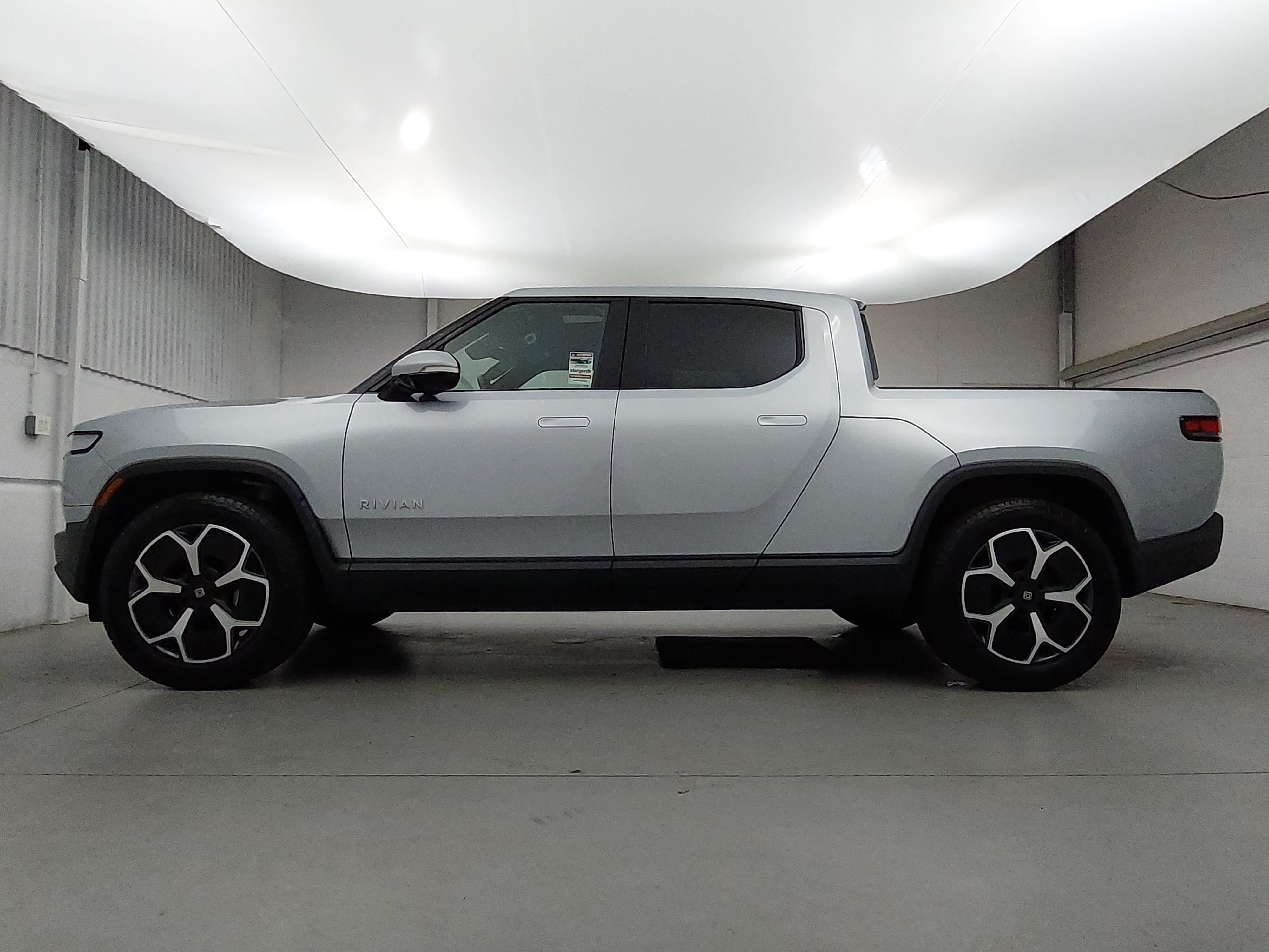 Used 2023 Rivian R1T Adventure Dual AWD/4WD image 2