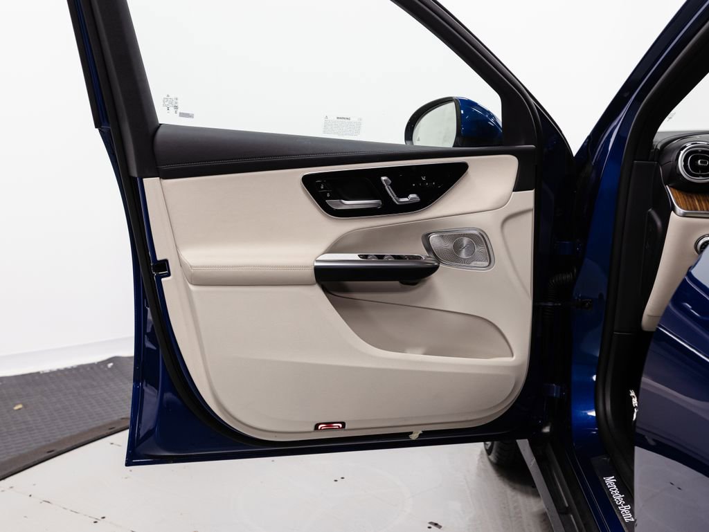 Used 2025 Mercedes-Benz GLC 350e 4MATIC w/ Driver Assistance Package image 5