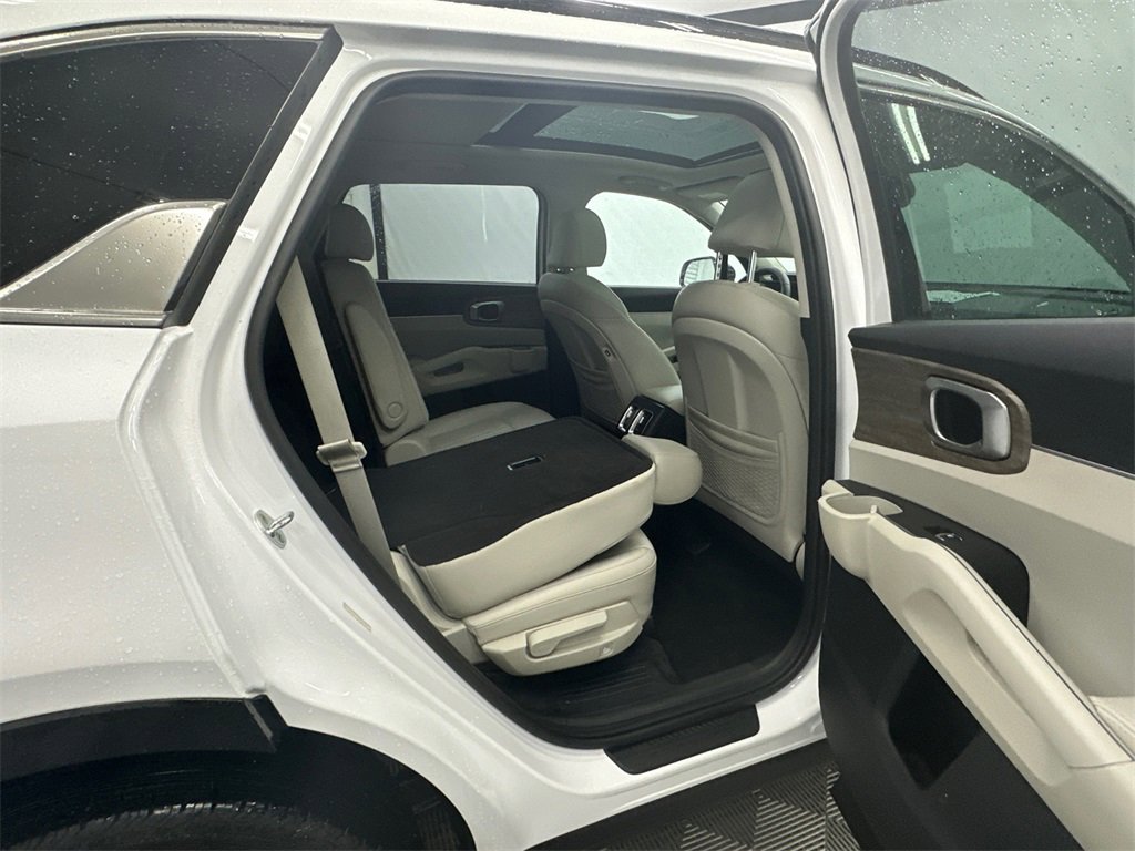 Used 2022 Kia Sorento EX w/ Panoramic Sunroof Package image 16