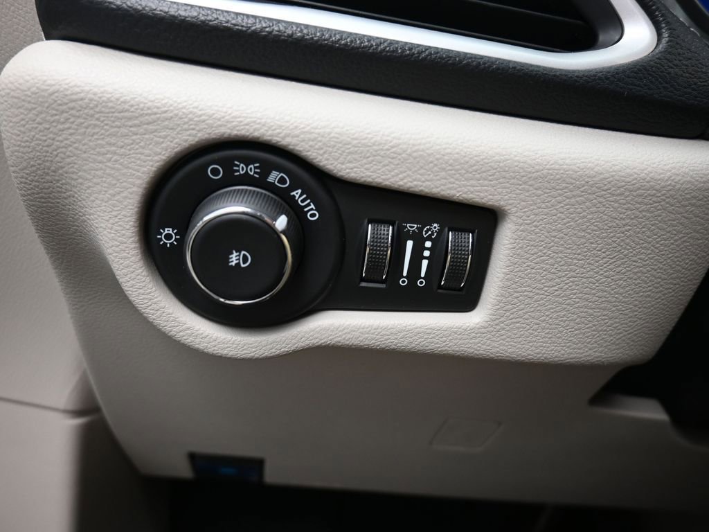 Used 2024 Chrysler Pacifica Select FWD image 15