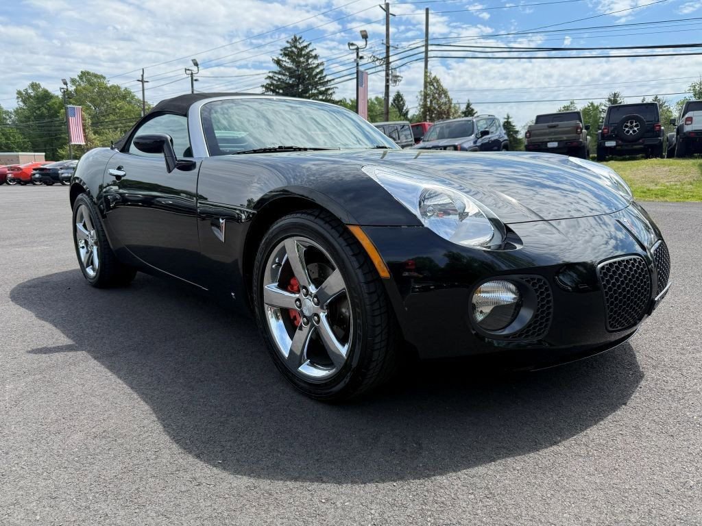 Used 2007 Pontiac Solstice GXP w/ Premium Package RWD image 2