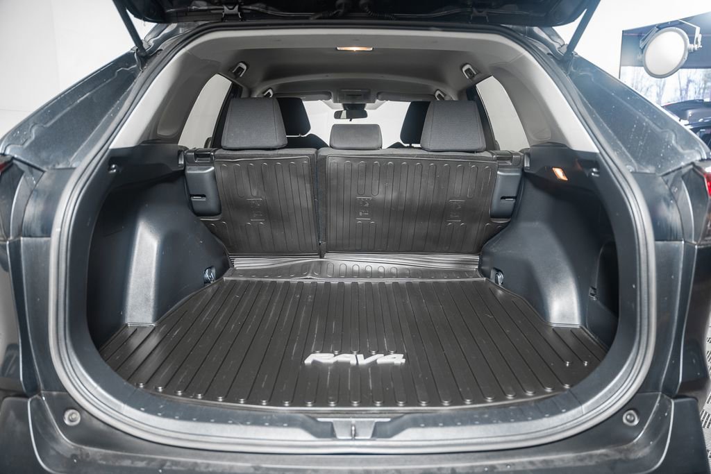 Used 2020 Toyota RAV4 LE image 9