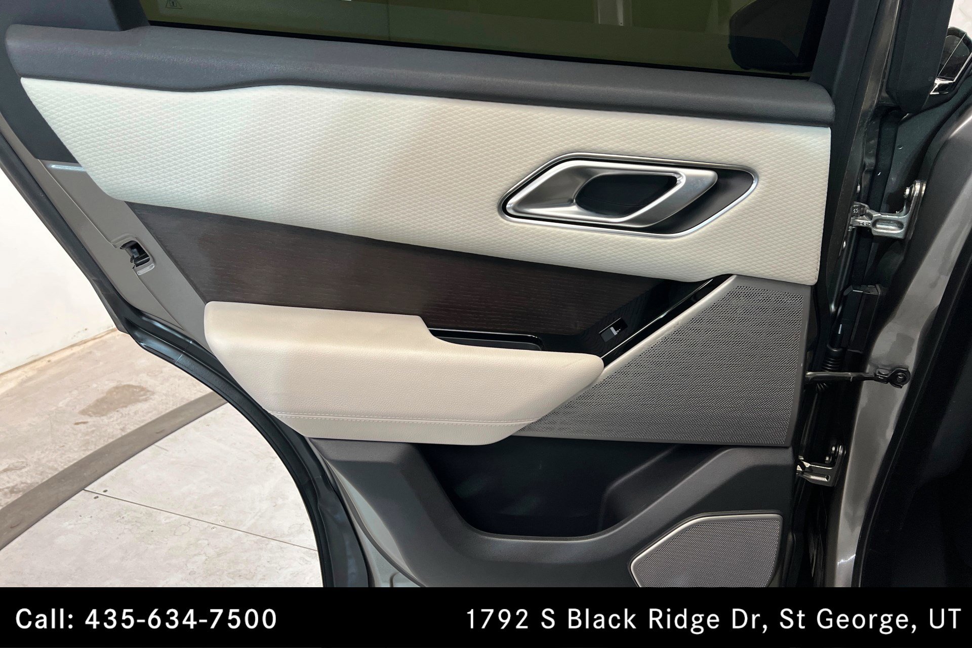 Used 2020 Land Rover Range Rover Velar R-Dynamic S image 18