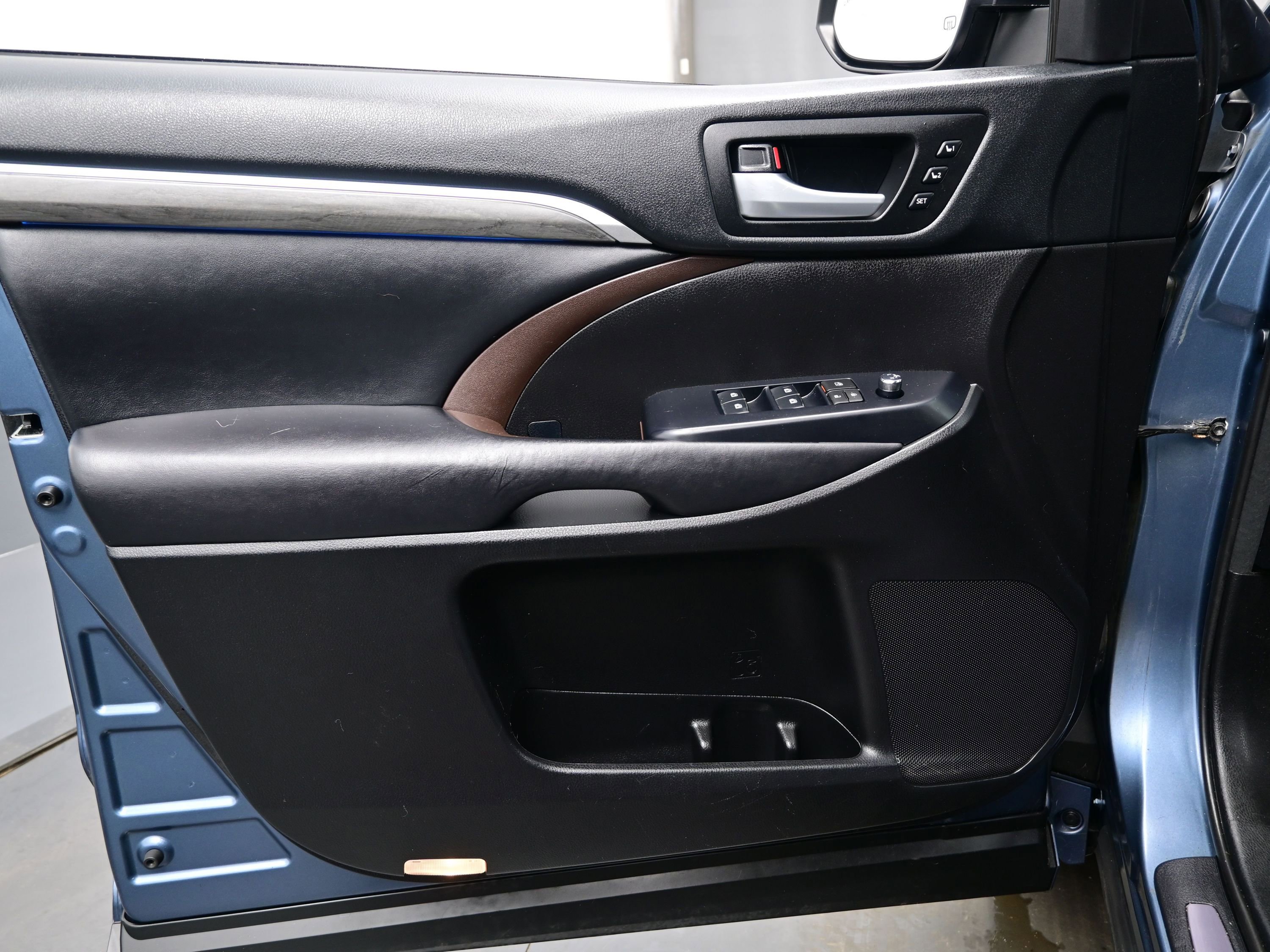 Used 2017 Toyota Highlander Limited image 9