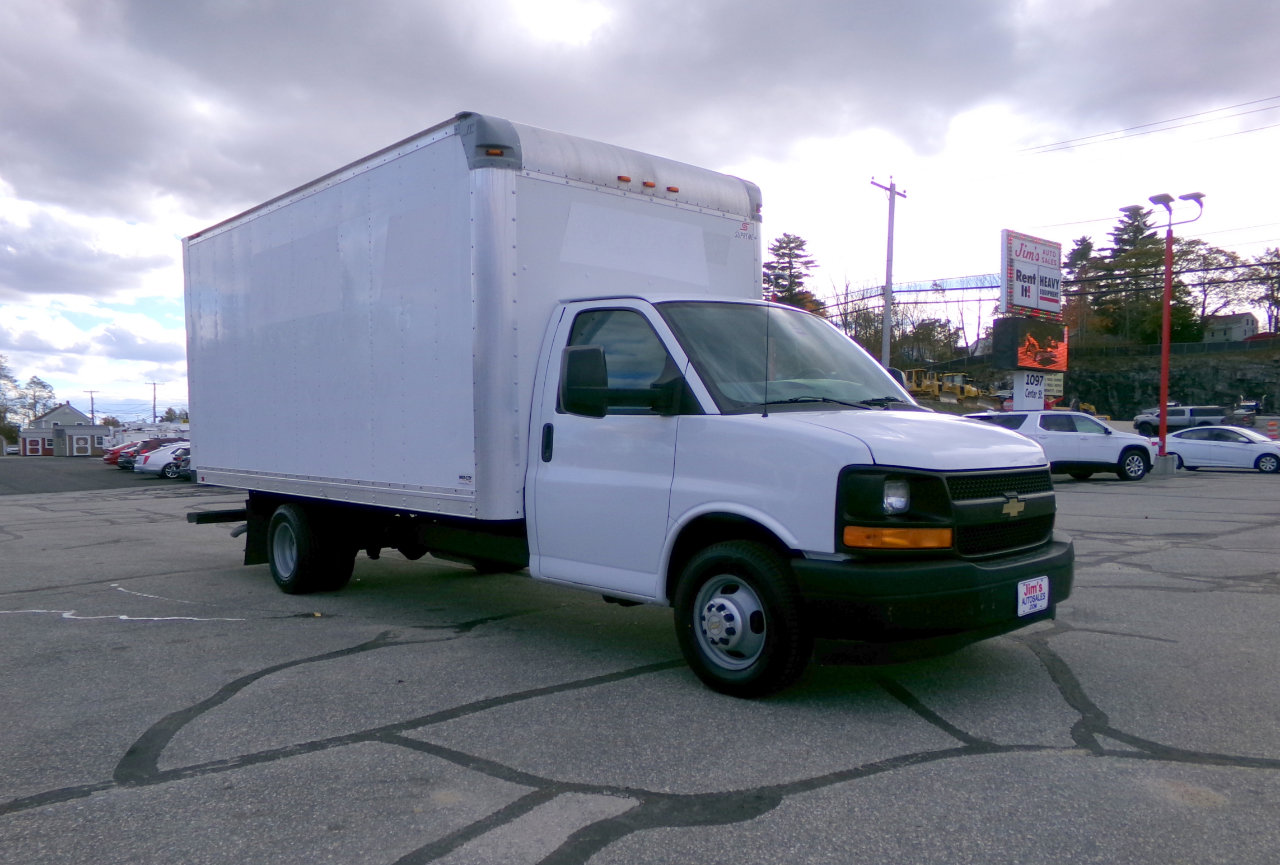 Used 2017 Chevrolet Express 3500 Extended image 7