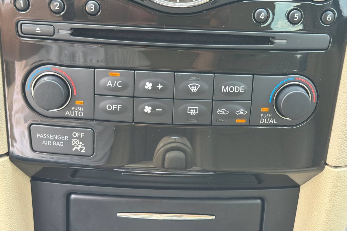 Used 2017 INFINITI QX70 2WD image 32