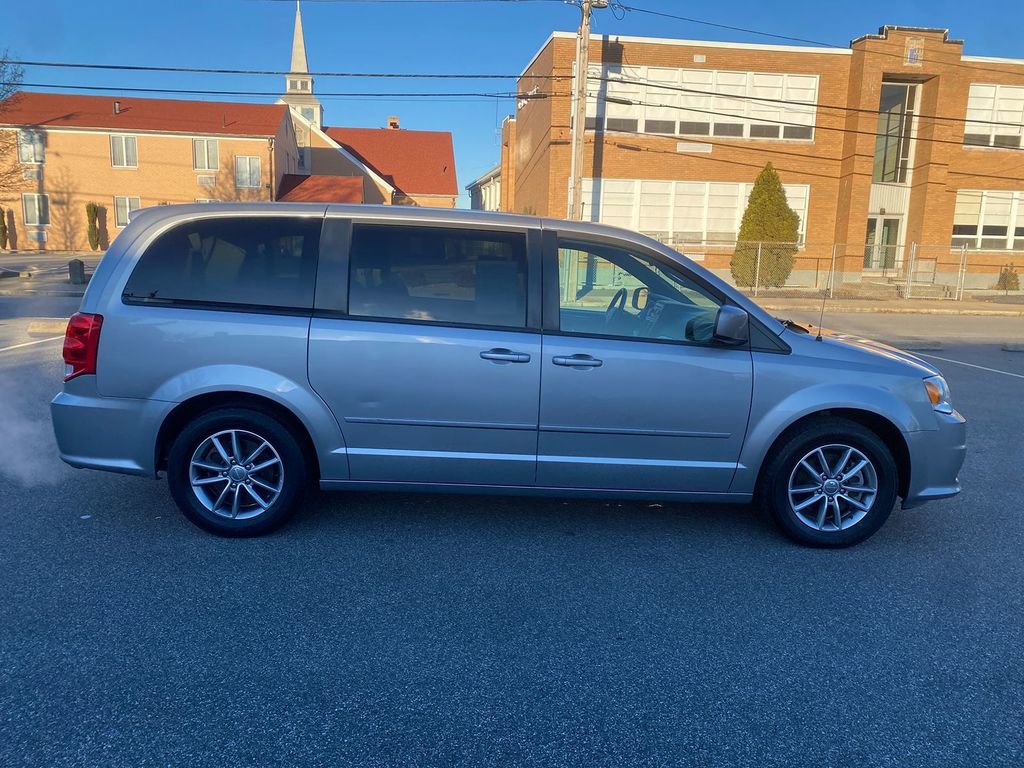 Used 2016 Dodge Grand Caravan SE image 4