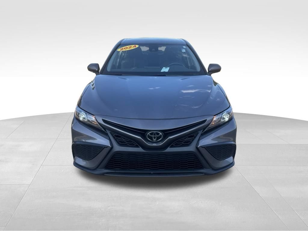 Used 2024 Toyota Camry SE FWD image 3