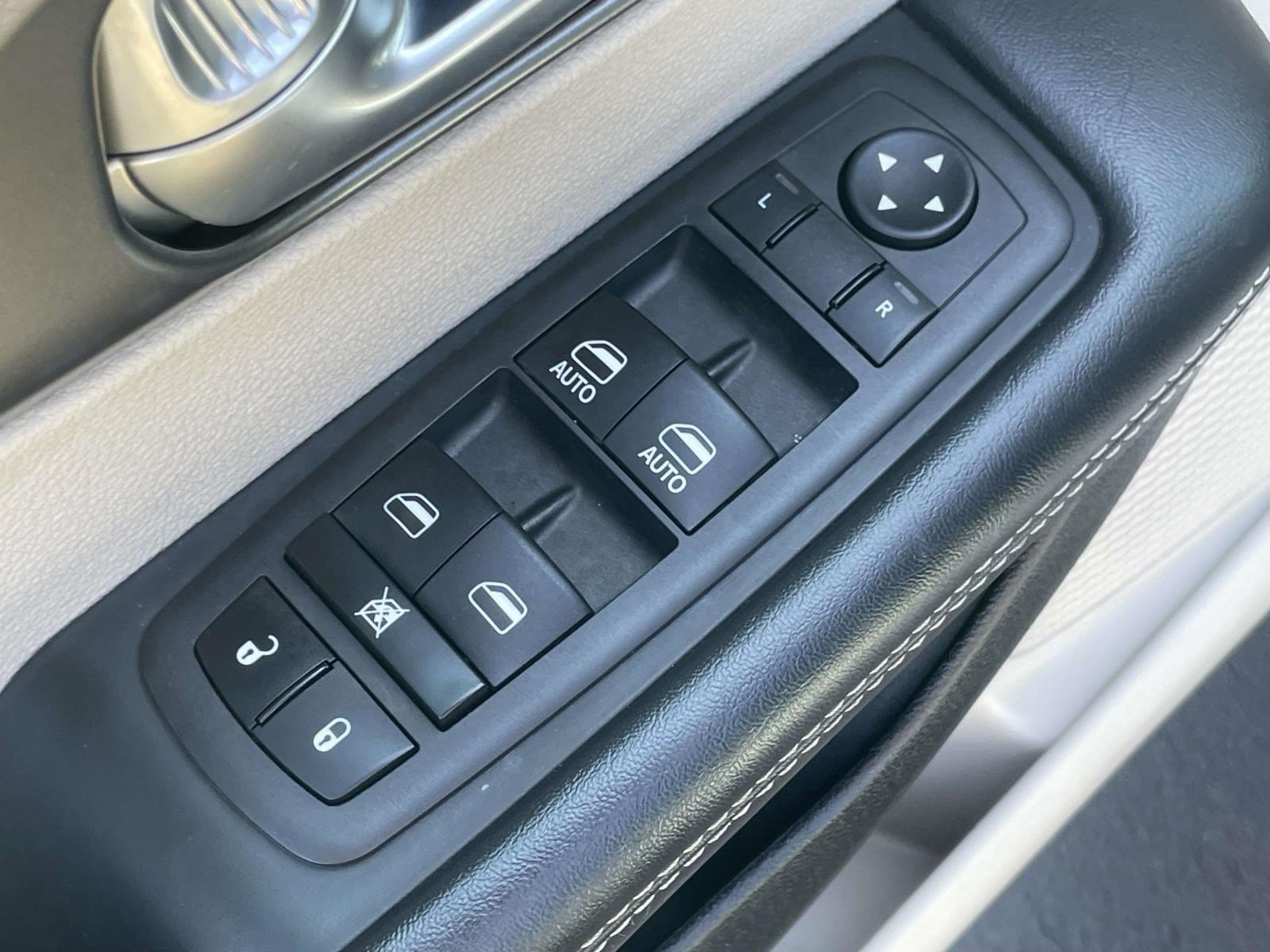 Used 2024 Chrysler Pacifica Touring-L FWD image 17