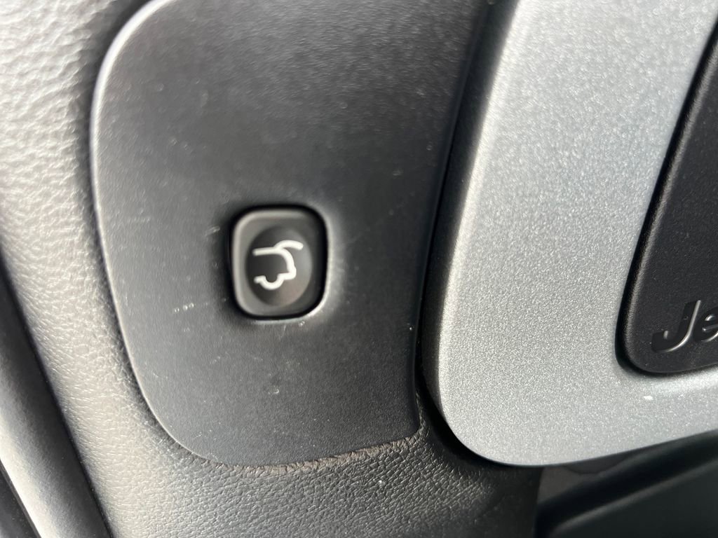 Used 2018 Jeep Cherokee Limited FWD image 16