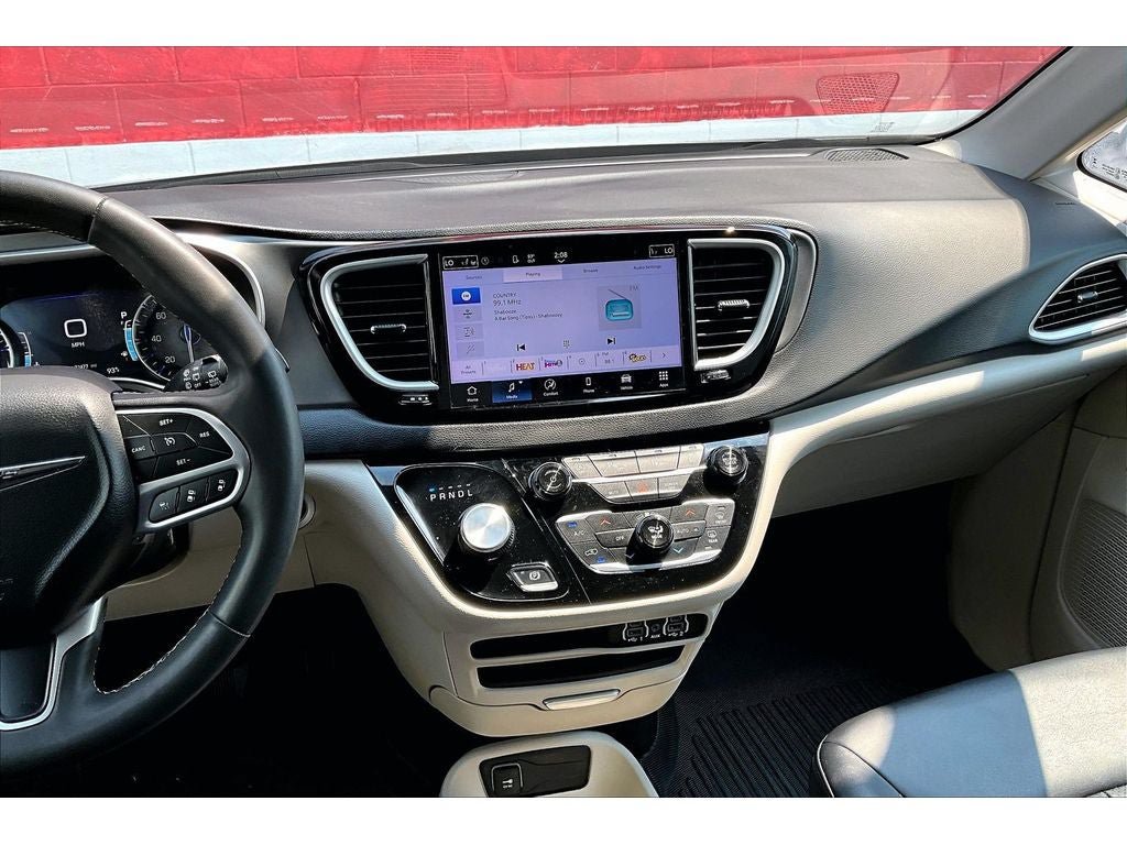 Used 2024 Chrysler Pacifica Touring-L FWD image 7