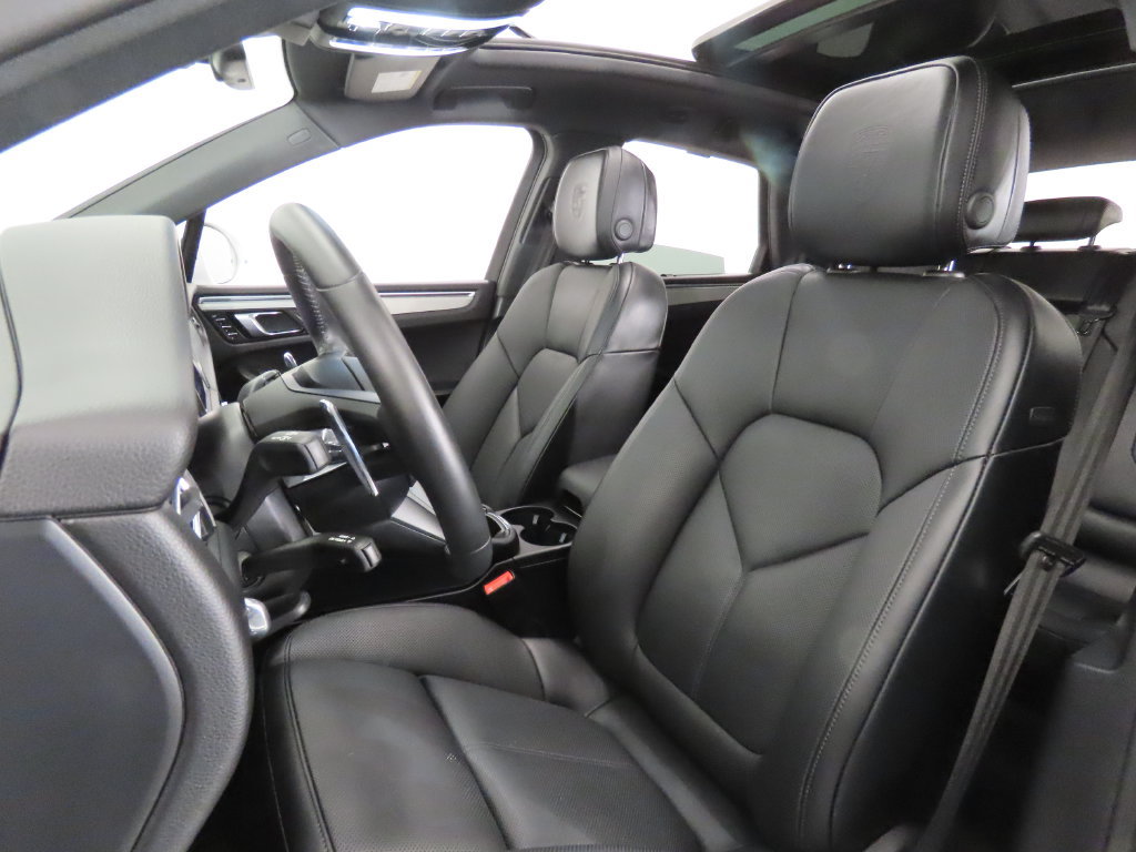 Certified 2026 Porsche Macan AWD/4WD image 5