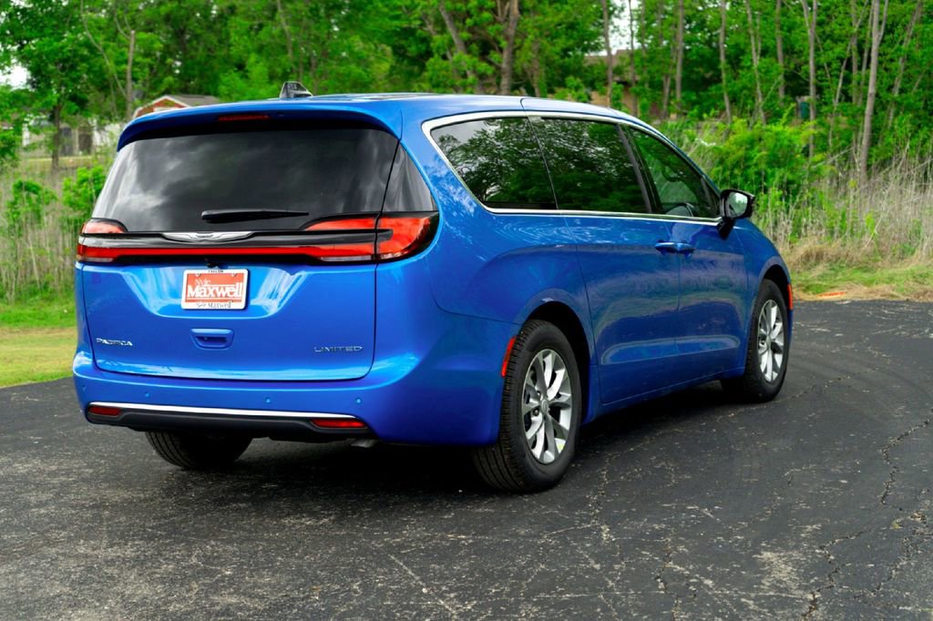 New 2026 Chrysler Pacifica Limited FWD image 6