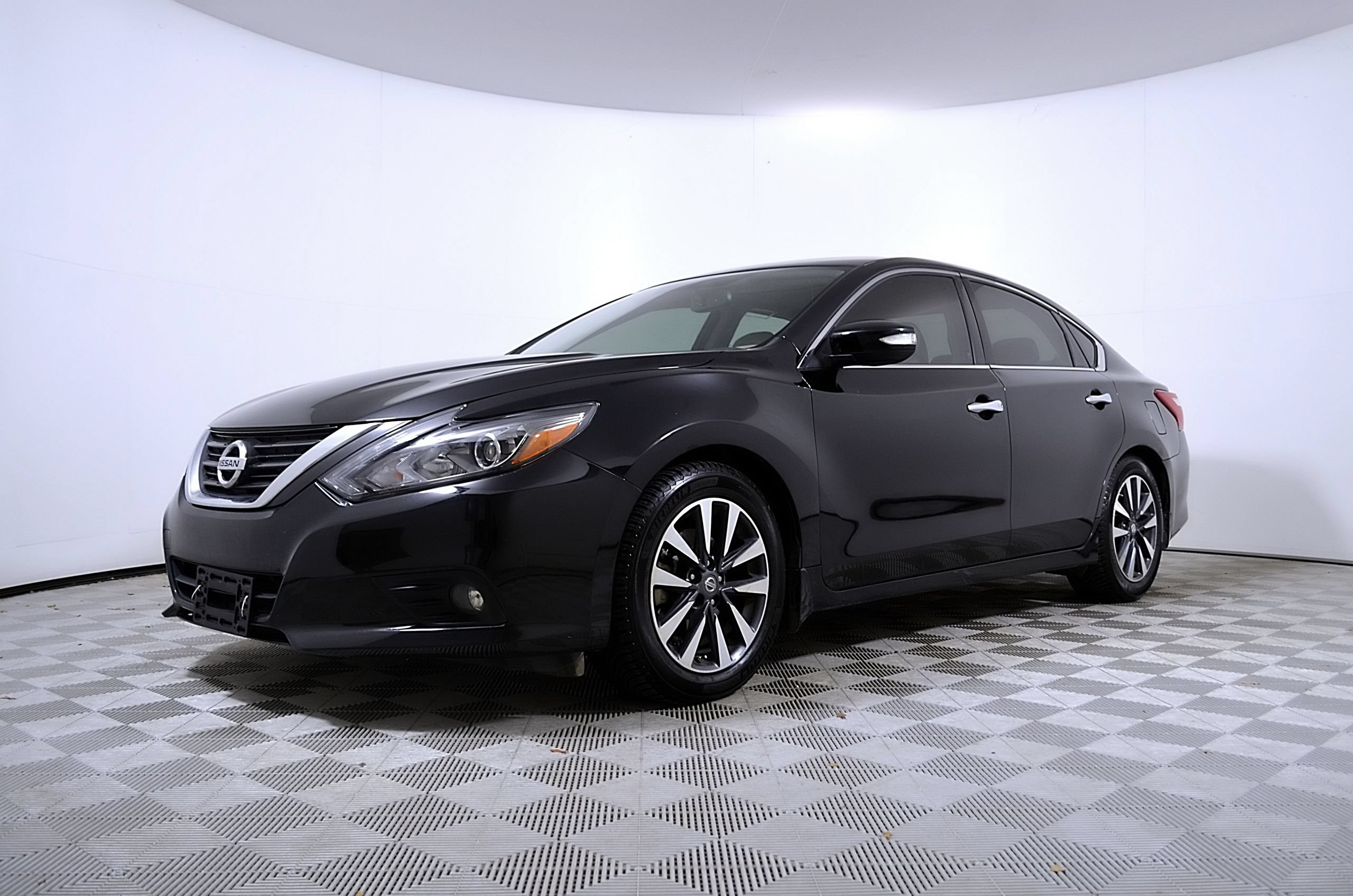 Used 2016 Nissan Altima 2.5 SL w/ 2.5 Technology w/LED Package FWD image 2