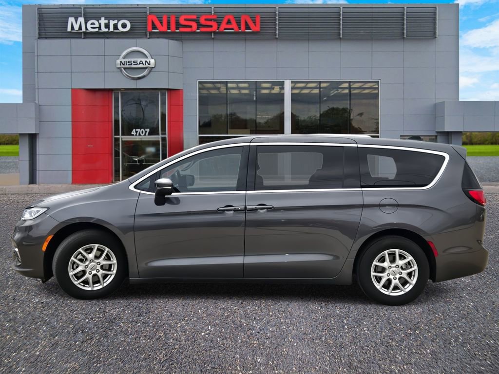 Used 2023 Chrysler Pacifica Touring-L image 3