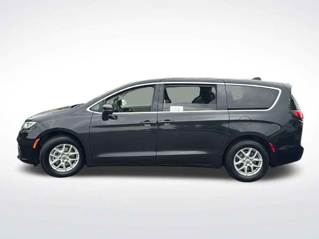 Used 2023 Chrysler Pacifica Touring-L FWD image 4