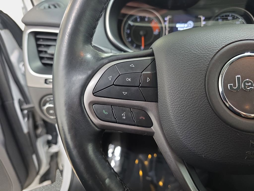 Used 2019 Jeep Cherokee Latitude Plus w/ Comfort/Convenience Group AWD/4WD image 17