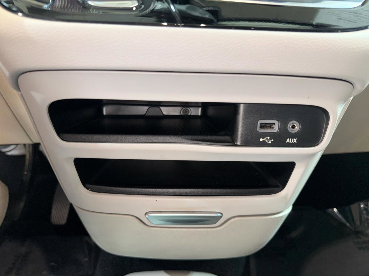 Used 2019 Chrysler Pacifica Touring-L image 50